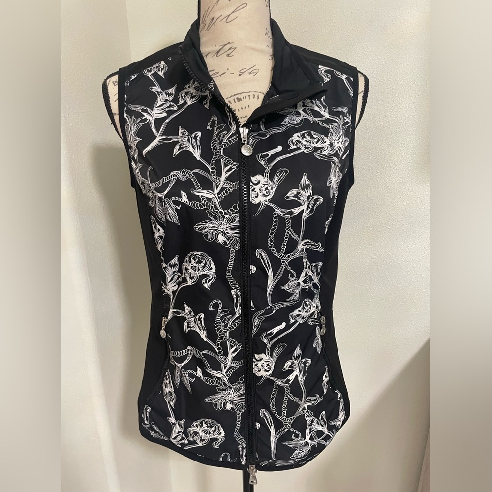 Daily Sports black and white vest SZ small EUC